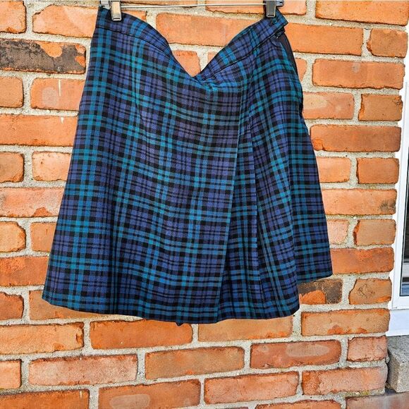 New Flynn O'Hara Green Multicolored Plaid Academia Skirt. - Picture 9 of 16
